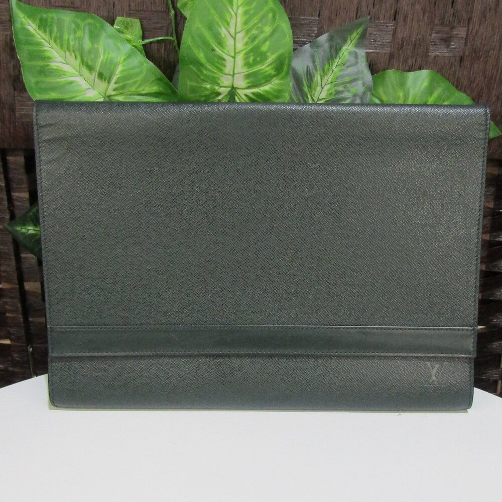 $3 START AUTH 06/1995 LOUIS VUITTON TAIGA GREEN LEATHER XL CLUTCH/DOCUMENT BAG